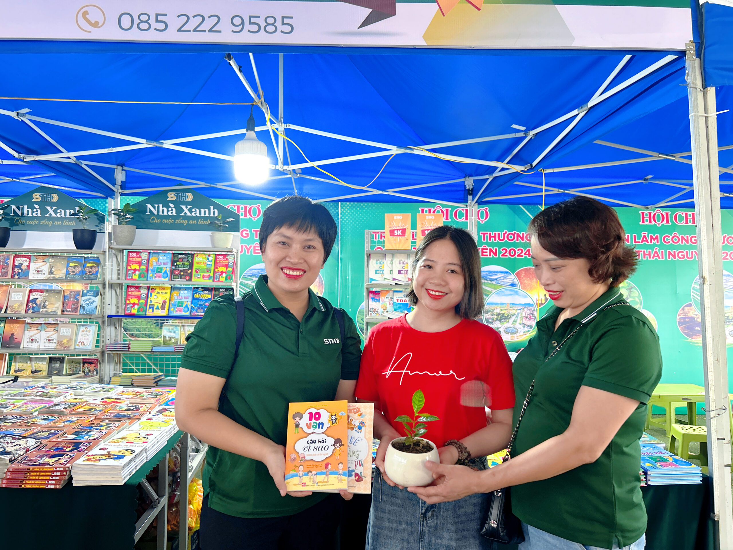 Khách hàng mua sách được tặng kèm chậu cây cà phê được STH ươm trồng