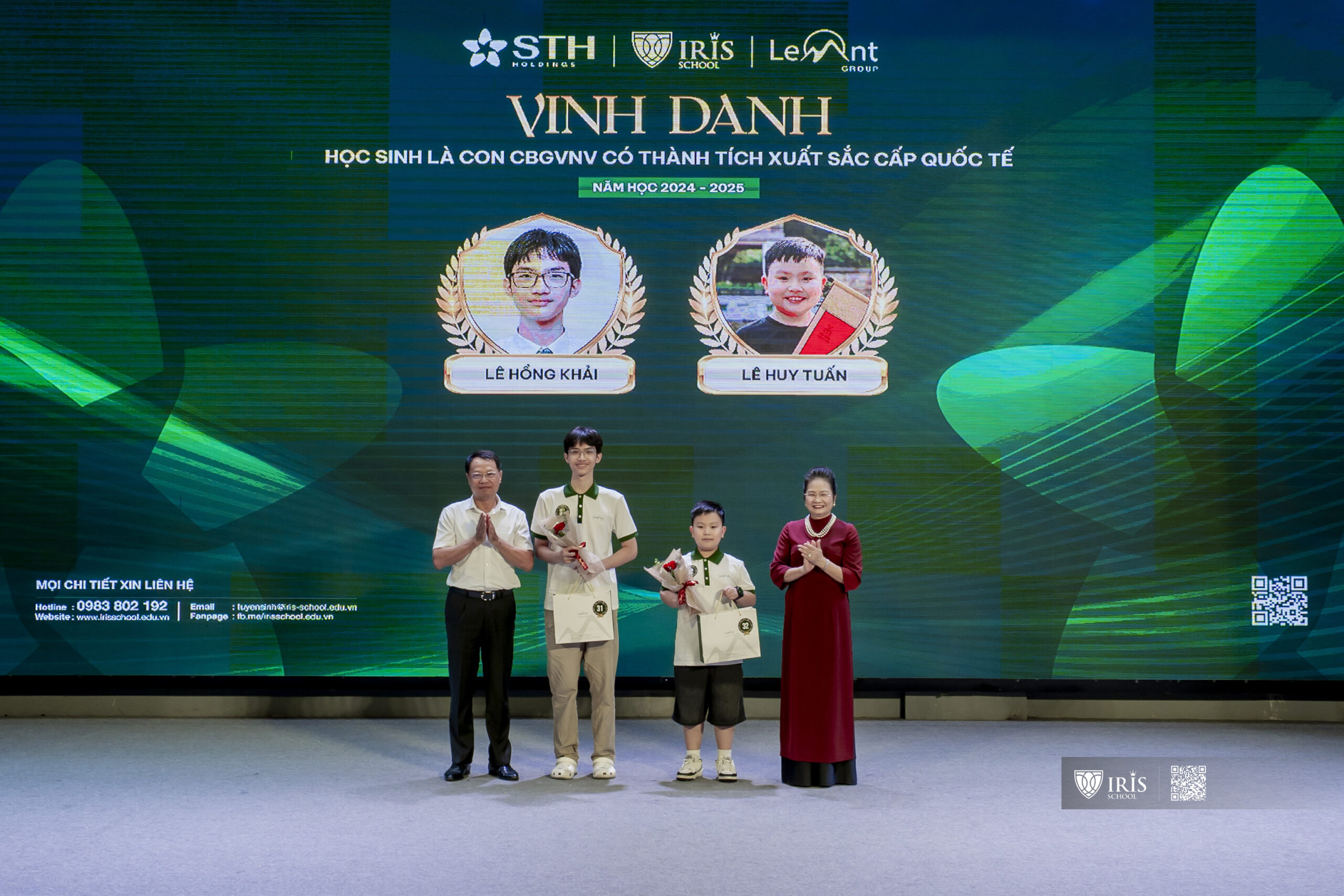 Ban lãnh đạo trao tặng những phần quà ý nghĩa cho các em học sinh đạt giải trong các kỳ thi cấp Quốc tế.
