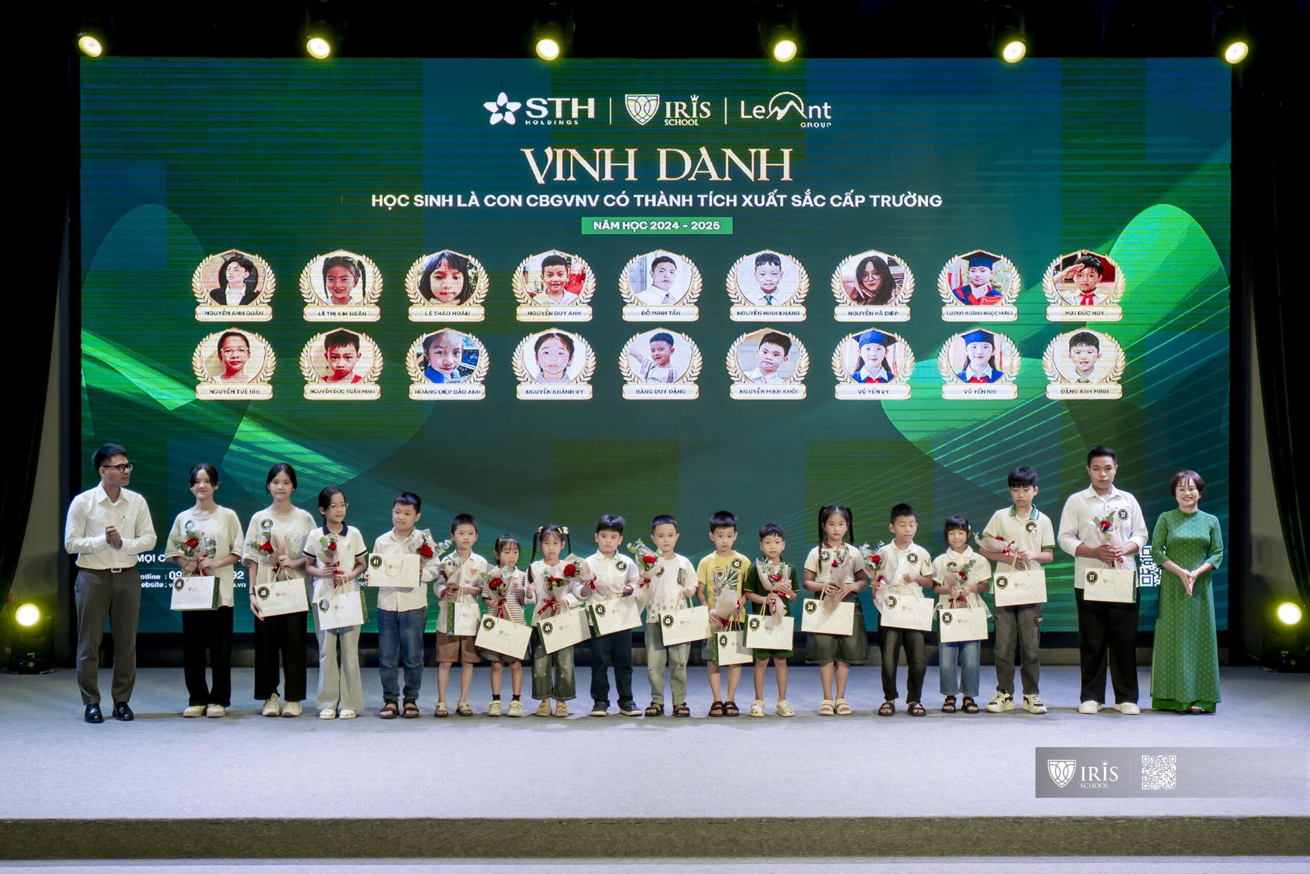 Những phần quà ý nghĩa được BLĐ Công ty trao tận tay 98 em học sinh là ghi nhận xứng đáng cho những nỗ lực học tập không ngừng của các em